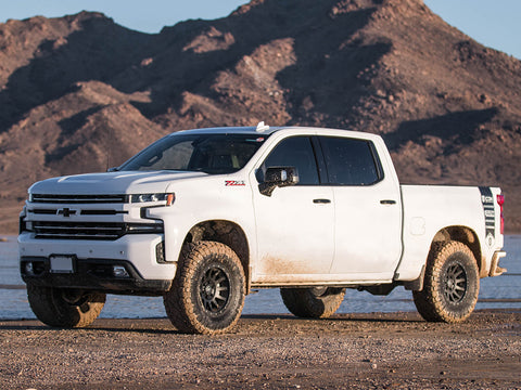 19_SILVERADO_FRONT_THREE_QUARTER_DIRT_WEB_LARGE.jpg