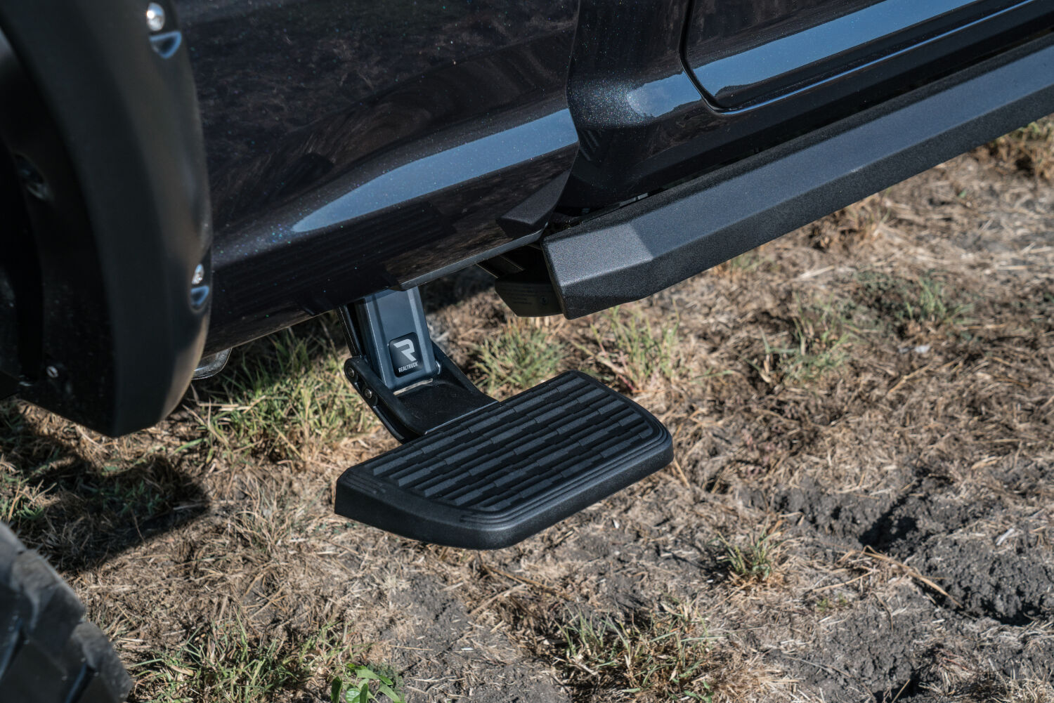 AMPamp-bedstep2-2020-ram-3500-black-lifestyle-01.jpg