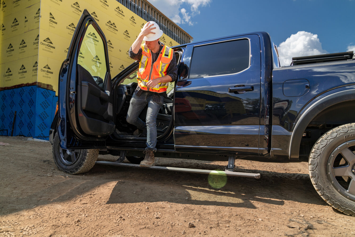AMPamp-powerstep-2021-ford-f150-blue-construction-lifestyle-01.jpg