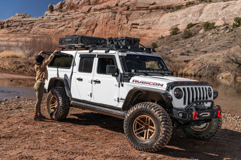 AMPamp-powerstep-xl-2020-jeep-gladiator-white-moab-lifestyle-01.jpg