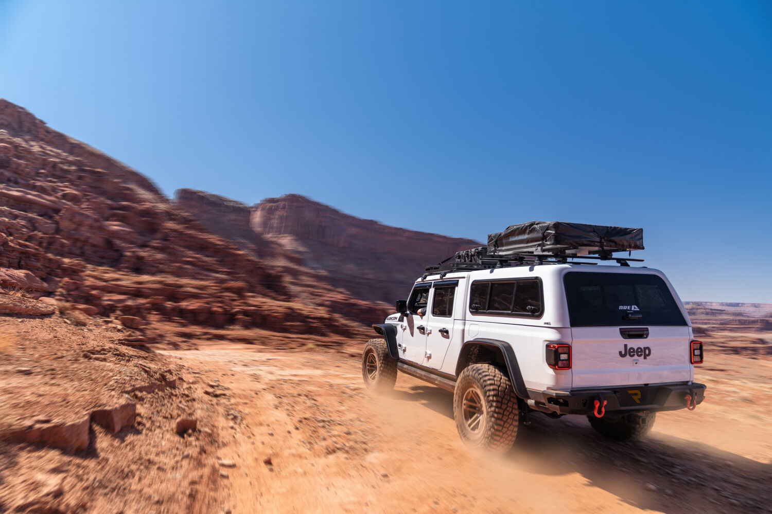 AMPamp-powerstep-xl-2020-jeep-gladiator-white-moab-lifestyle-02.jpg