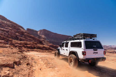 AMPamp-powerstep-xl-2020-jeep-gladiator-white-moab-lifestyle-02.jpg