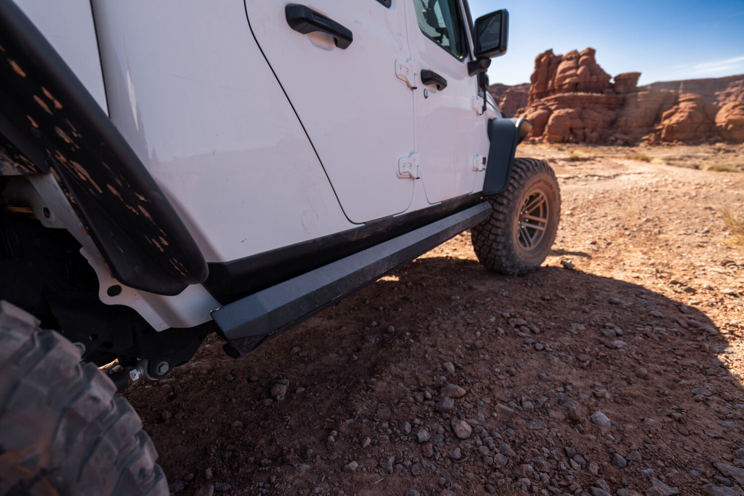 AMPamp-powerstep-xl-2020-jeep-gladiator-white-moab-lifestyle-04.jpg