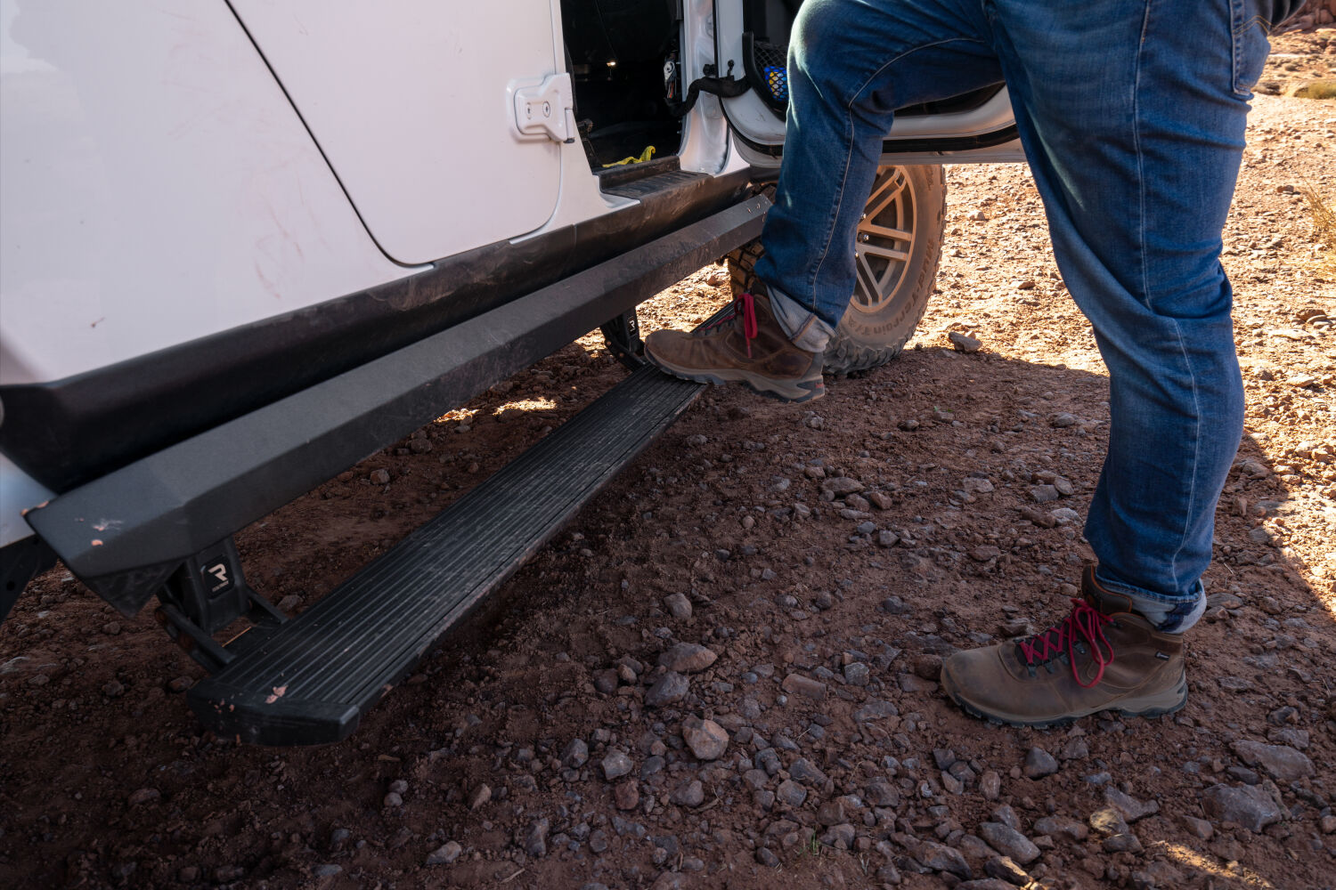 AMPamp-powerstep-xl-2020-jeep-gladiator-white-moab-lifestyle-05.jpg