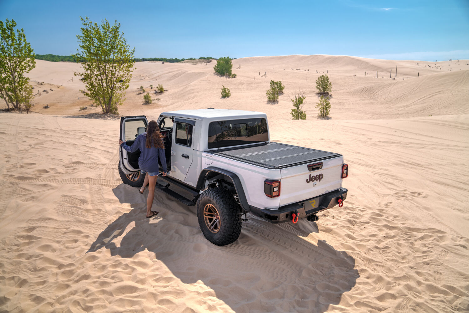 AMPamp-powerstep-xl-2020-jeep-gladiator-white-sand-dunes-lifestyle-01.jpg
