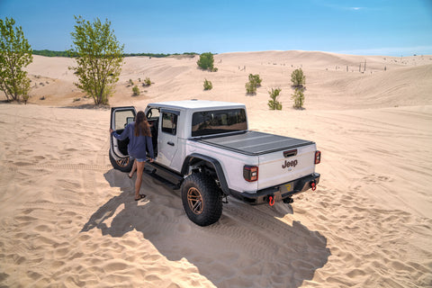 AMPamp-powerstep-xl-2020-jeep-gladiator-white-sand-dunes-lifestyle-01.jpg