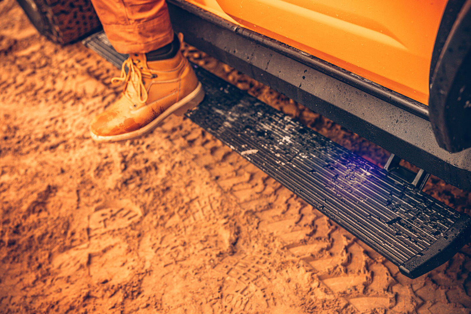 AMPamp-powerstep-xl-2022-ford-bronco-orange-sand-lifestyle-01.jpg