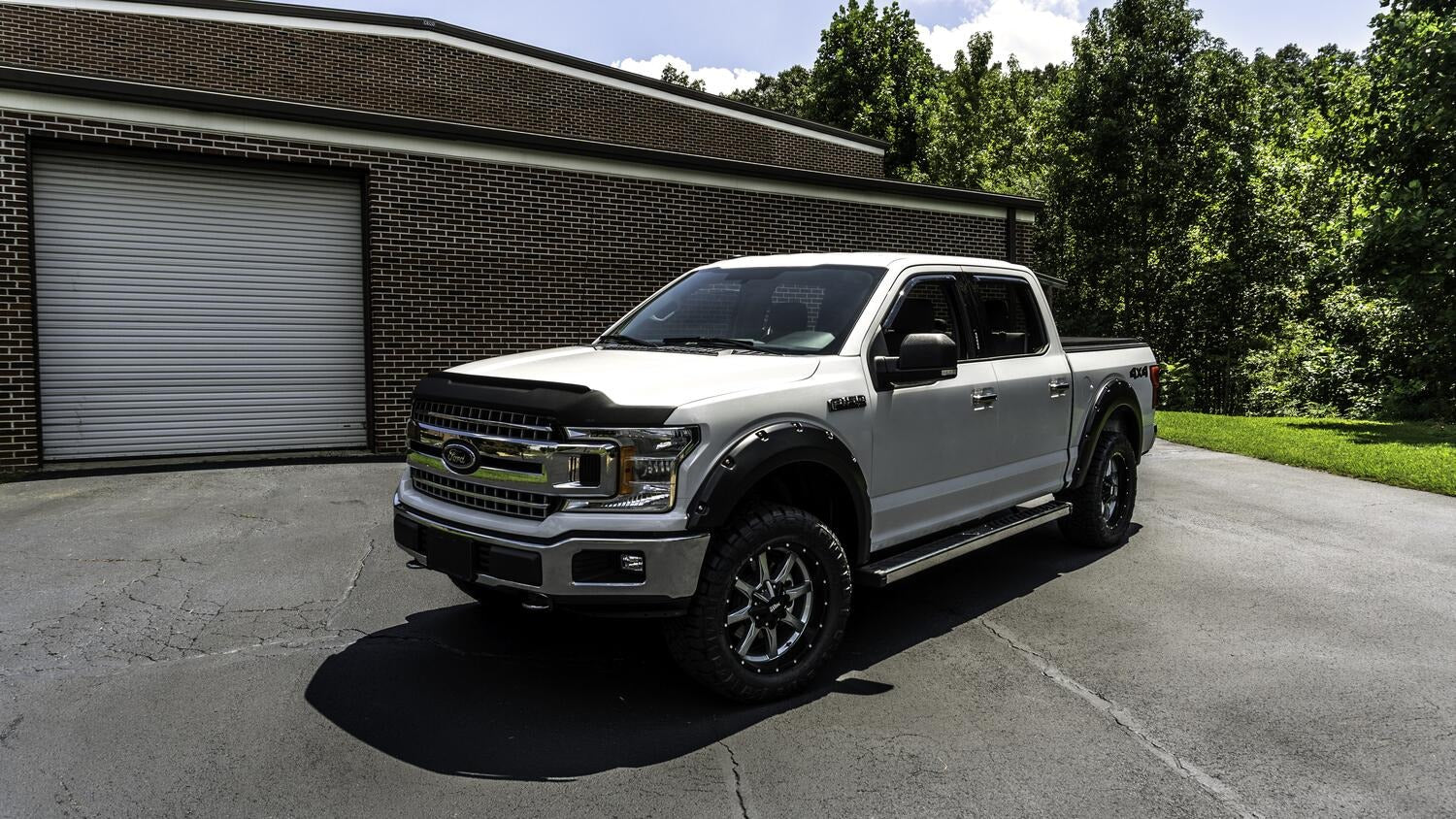 AVS_AeroskinII_2018FordF150_Lifestyle_436096_U1.jpg