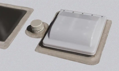 UNIV. VENT LID  WHT 1/BOX