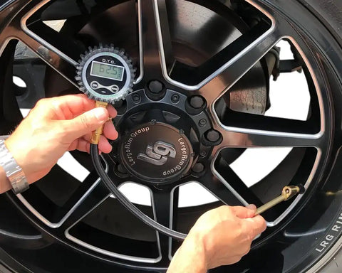 DIGITAL TIRE GUAGE WITH VALVE KIT &