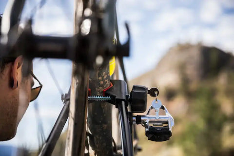 Swagman 64720 Upright Roof Rack Bike Upright Roof Rack Cross Bar Mount Holds 1 Bike Up To 35 Pound