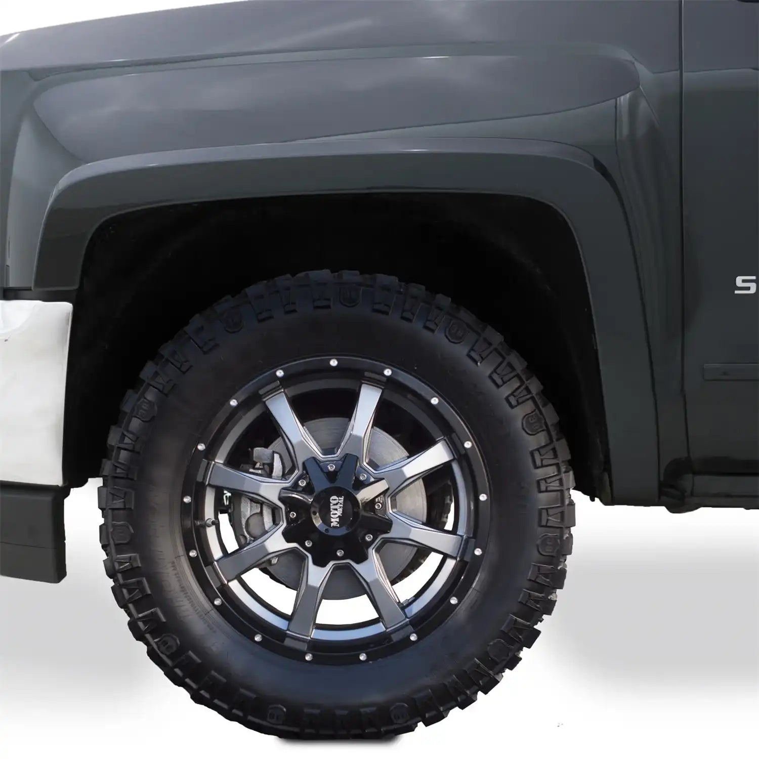 2018ChevySilverado_4095684_Frontstraight.jpg