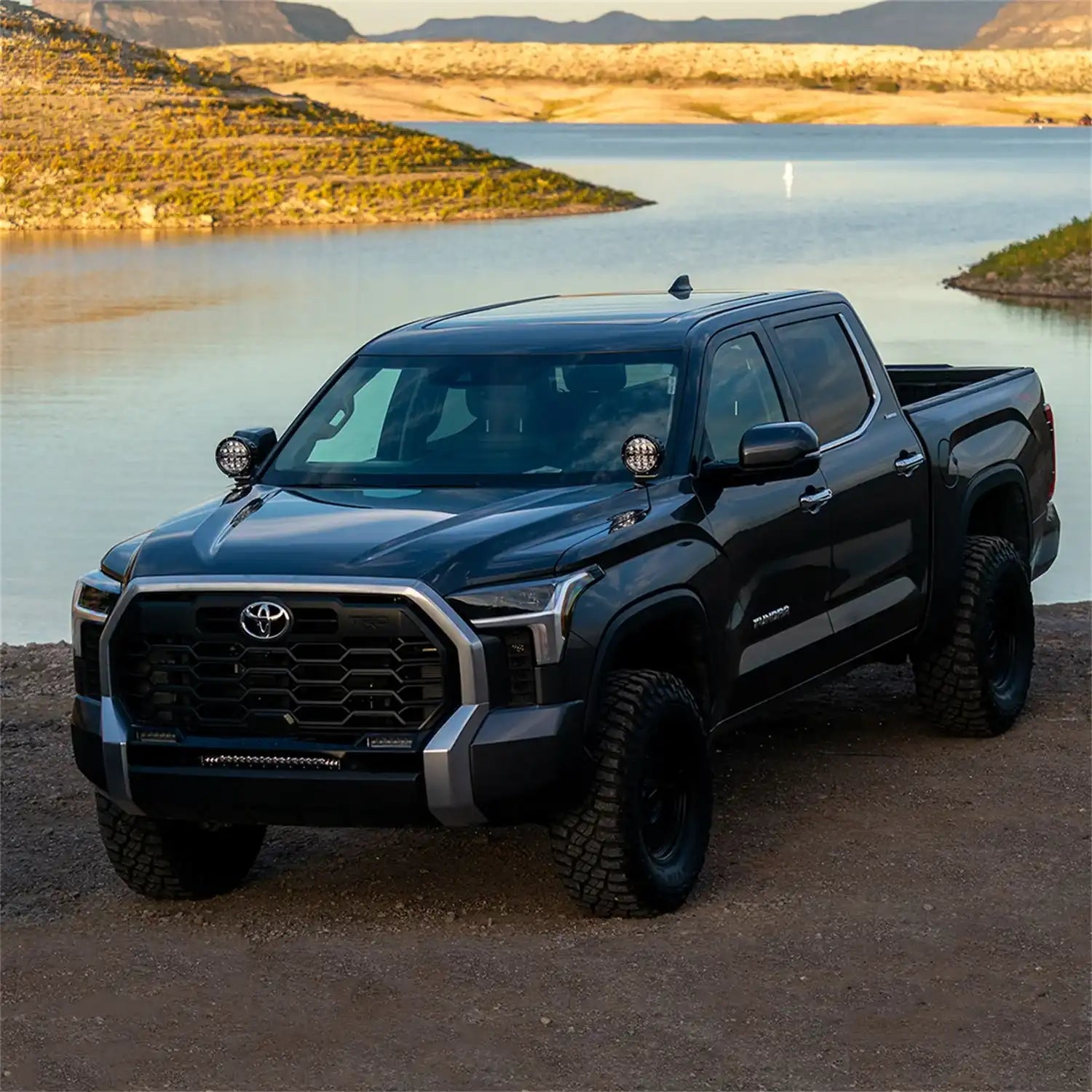 46806-2022-Tundra-360-6in-Kit-Lifestyle-02.jpg