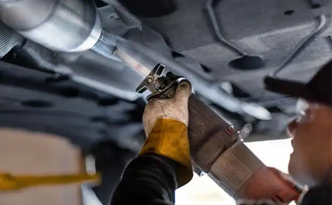 Magnaflow - Carb Compliant SS Univ. Catalytic Converter 8.125in Body L X 5in Body W  (2.50 CA Spun)