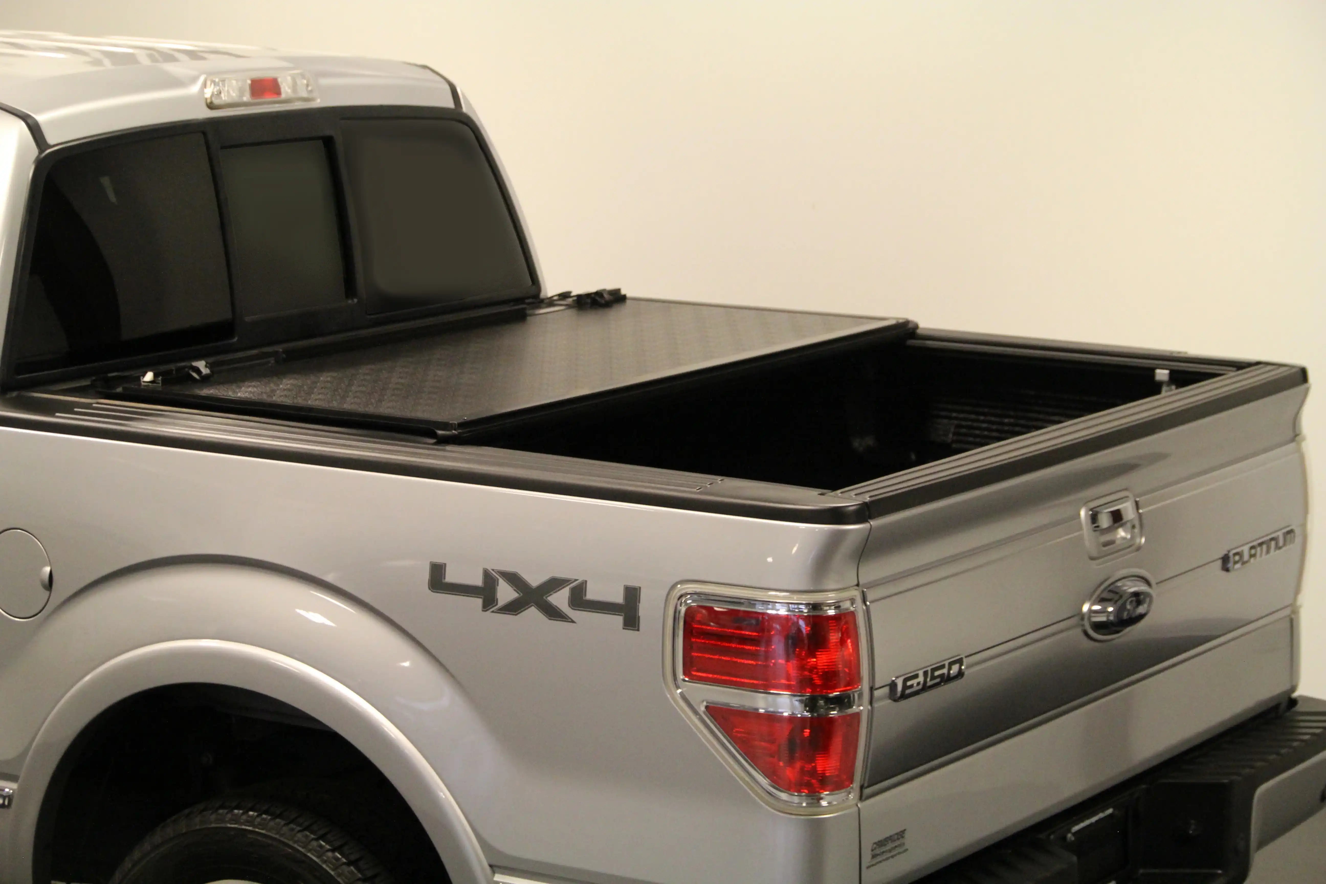 Bi-Fold_Tonneau_ANG.jpg