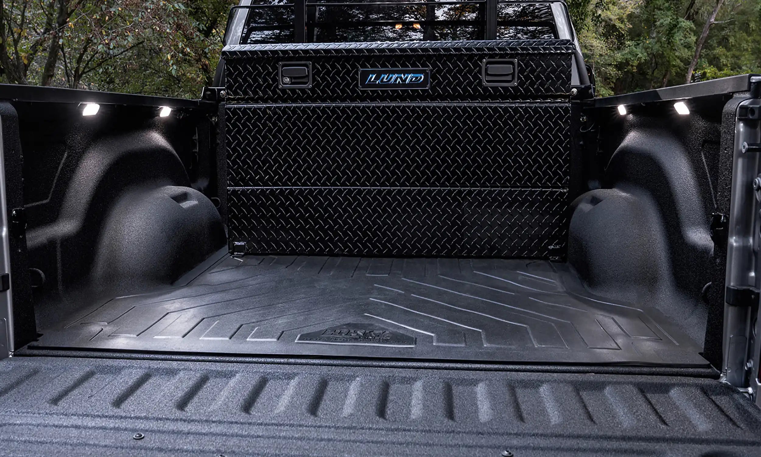 Lund_Ram2500_storagetankandbox_73290_lifestyle.jpg
