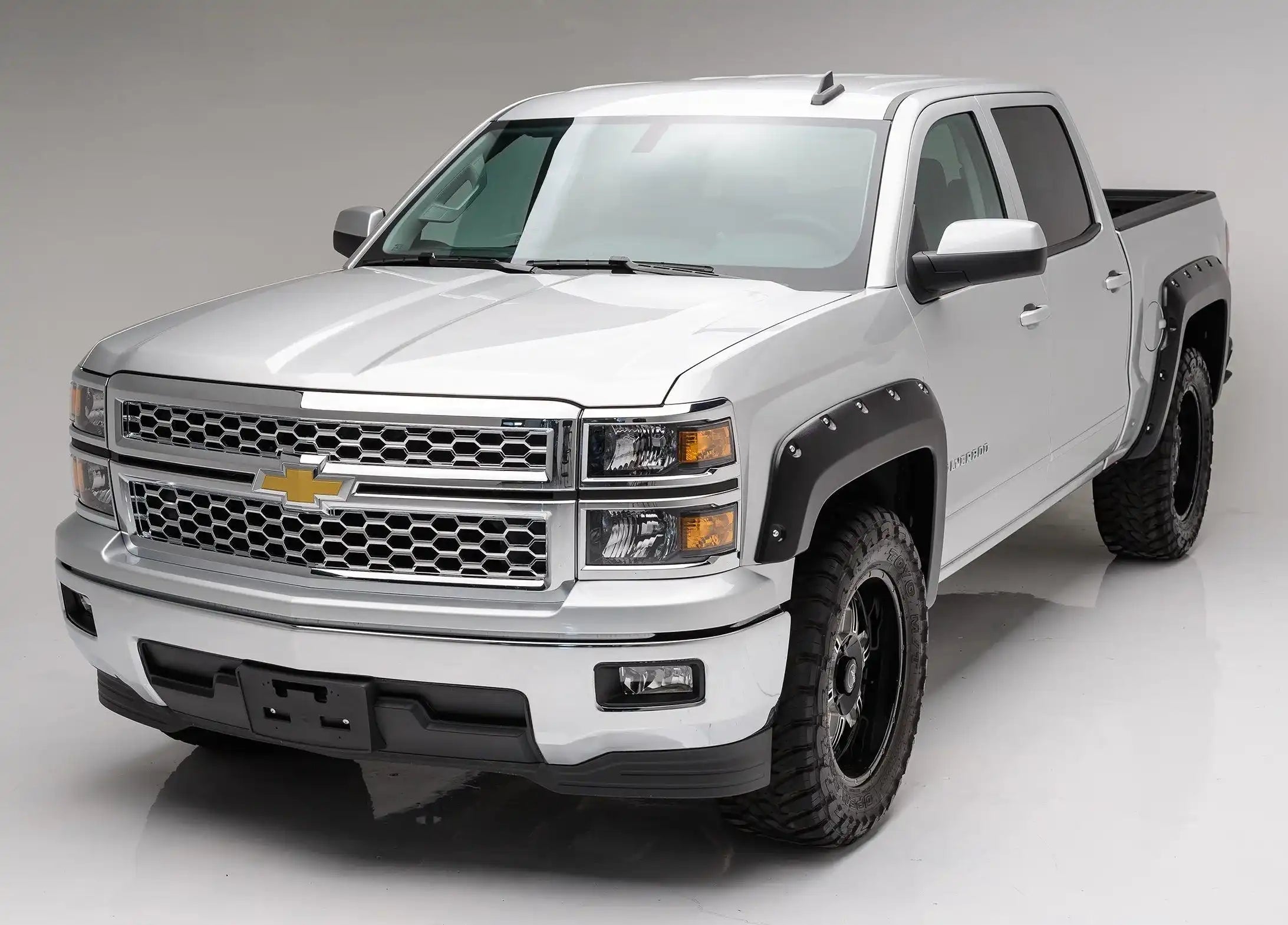 T84_PFFC3002T_Fender Flare_Textured_Installed_chevy silv short bed.jpg