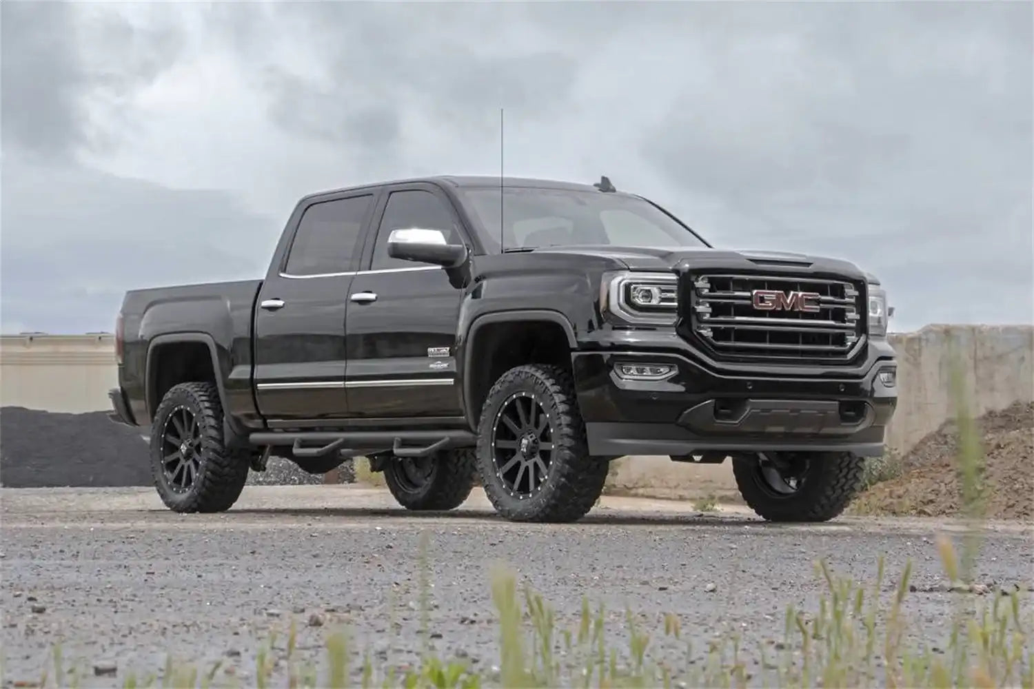gmc-16-sierra1500-black-fp-indst-194-20_2_1.jpg