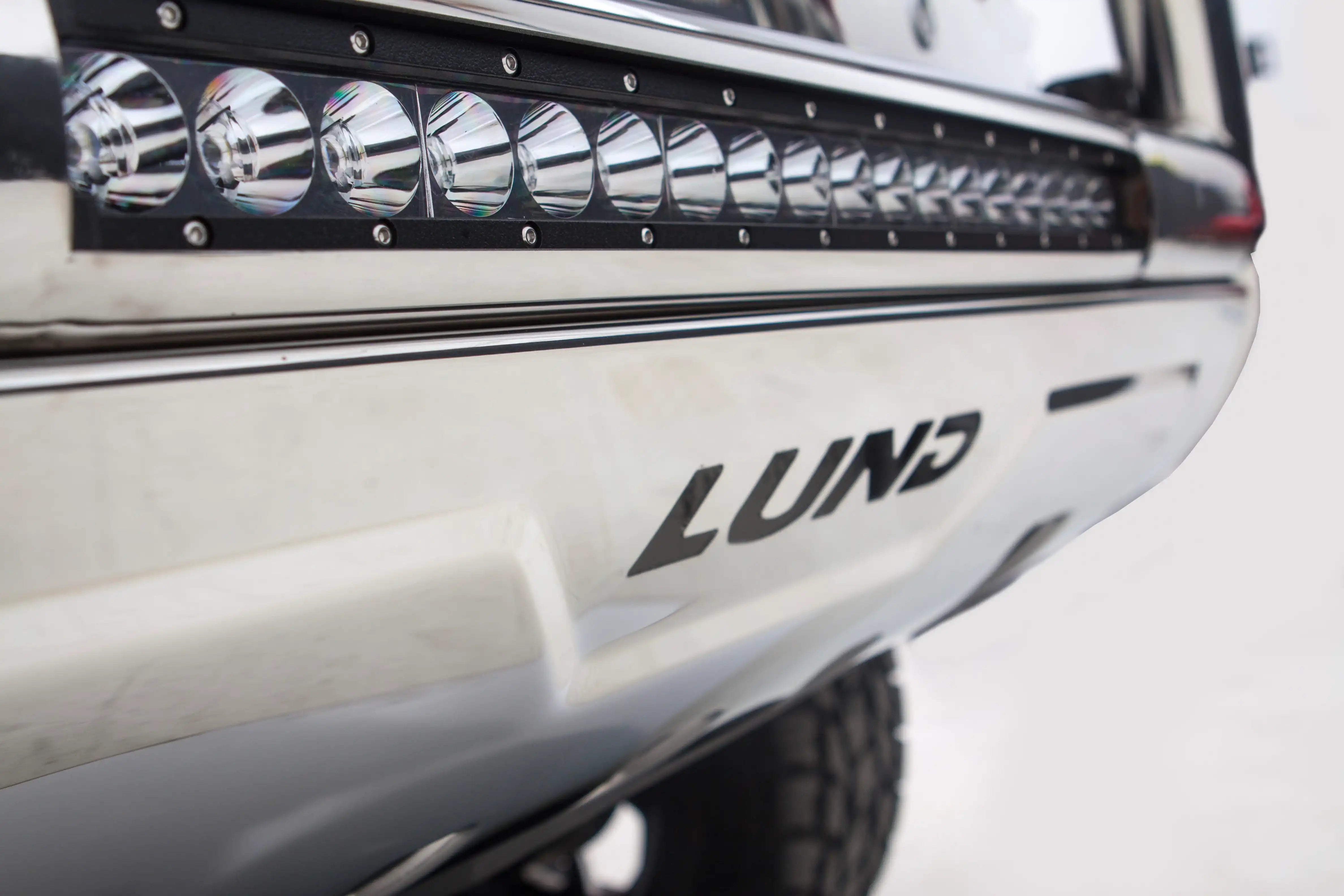 lund_47021201_bullbar_closeup.jpg