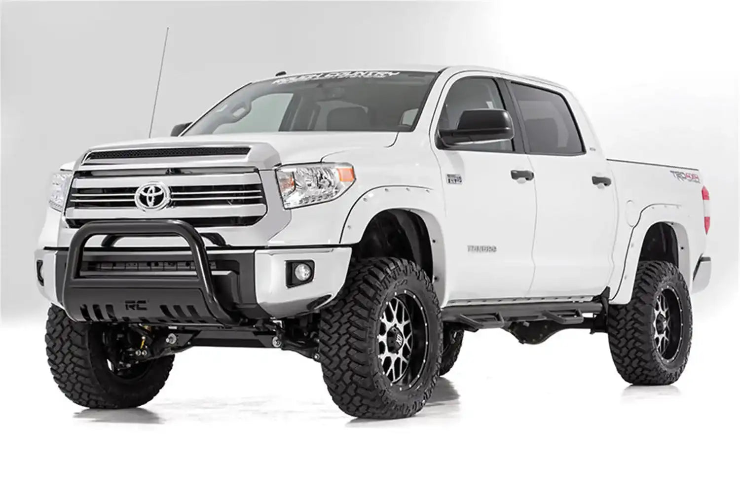 toyota-16-tundra-white-fd-studio-773n2_3_1_1.jpg